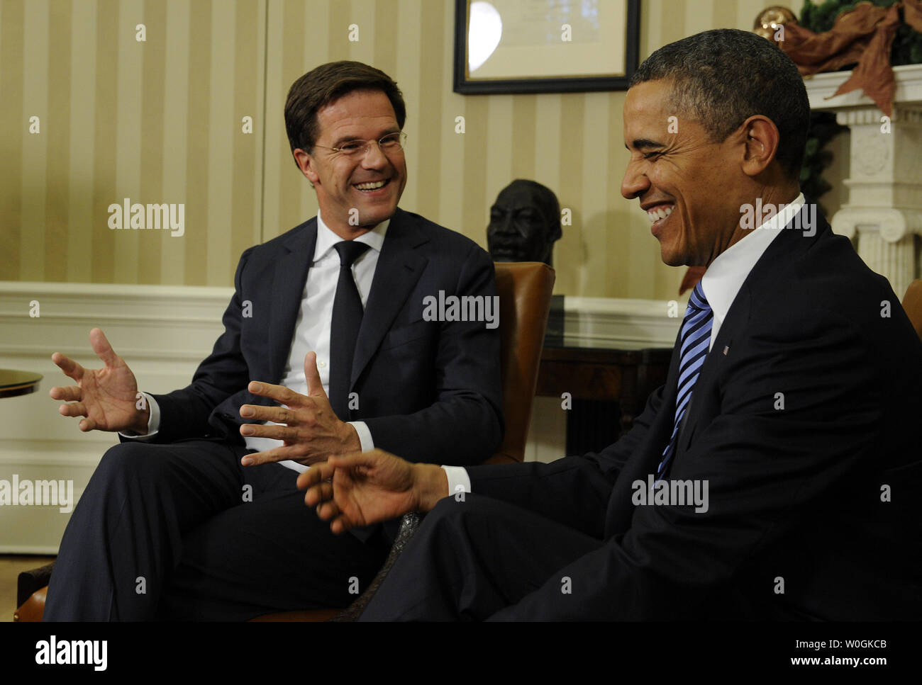 Stati Uniti Il presidente Barack Obama incontra il Primo Ministro Mark Rutte dei Paesi Bassi nell'Ufficio Ovale della Casa Bianca a Washington DC, il 29 novembre 2011. UPI/Roger L. Wollenberg Foto Stock