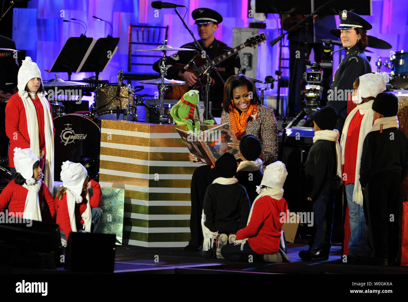 Noi la first lady Michelle Obama (C) legge 'la notte prima di Natale' per i bambini e i cartoni animati Kermit la rana all'illuminazione annuale della nazionale di albero di Natale sull'ellisse, vicino alla Casa Bianca, 1 dicembre 2011, Washington, DC. L'illuminazione, ora nel suo 89esimo anno fu iniziata dal Presidente Calvin Coolidge nel 1923, ed è diventata una tradizione nazionale di calcio di inizio la stagione delle vacanze. UPI/Mike Theiler Foto Stock