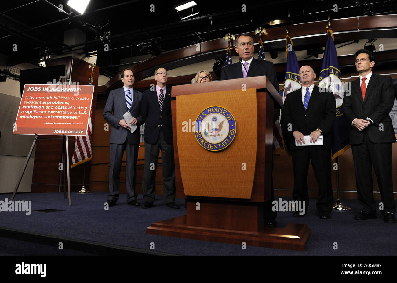 Altoparlante della casa John Boehner, R-OH, sostenuto da altri membri del GOP, discute l'impasse sul passaggio di estensione dell'imposta sui salari tagli su Capitol Hill a Washington DC, il 22 dicembre 2011. UPI/Roger L. Wollenberg Foto Stock