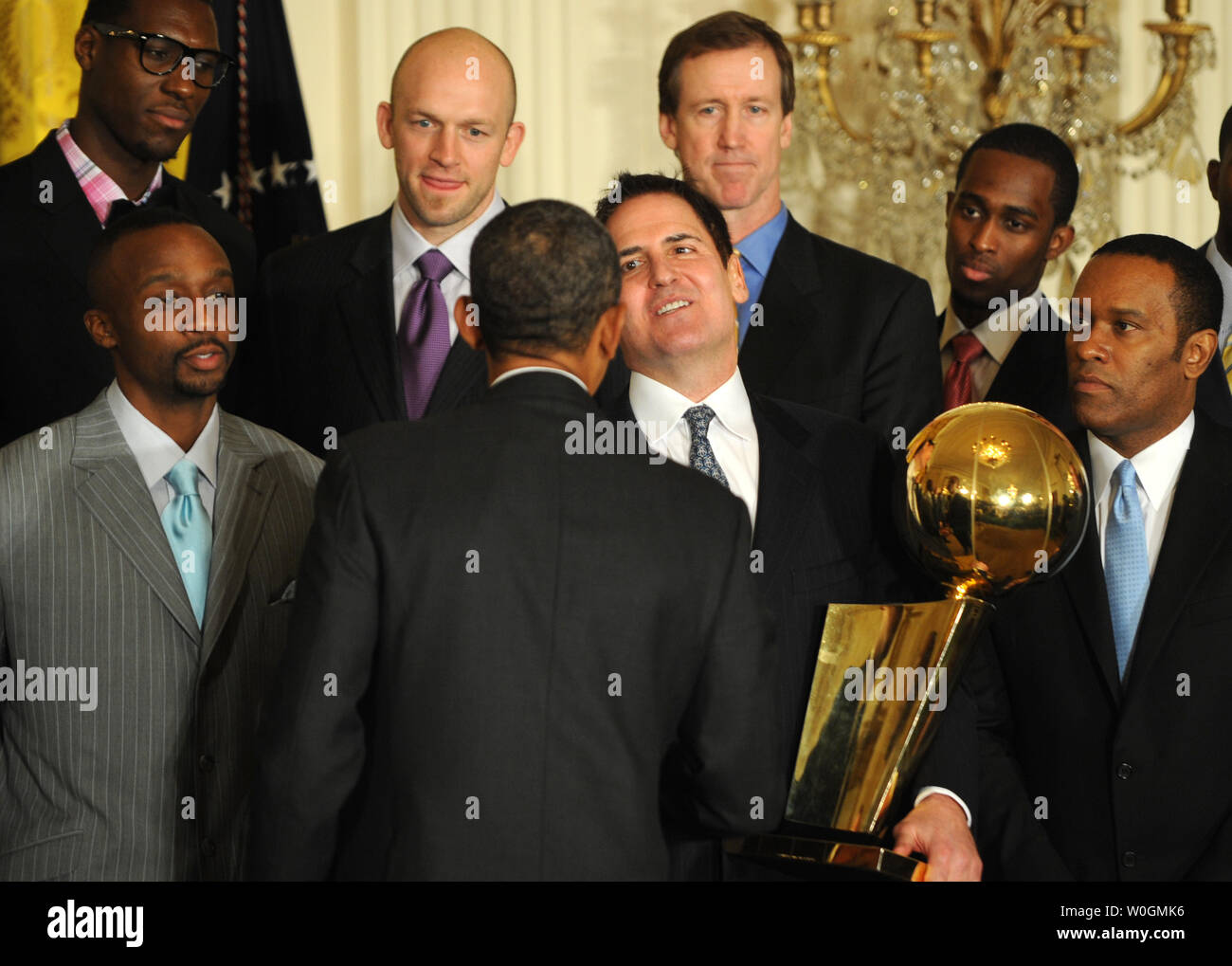 Stati Uniti Il presidente Barack Obama fa un commento a Dallas Mavericks proprietario Mark Cuban che tiene il campionato NBA Trophy durante una cerimonia per onorare il 2011 NBA Champions nella Sala Est della Casa Bianca il 9 gennaio 2012 a Washington, DC. Obama ha condiviso alcuni ride come egli si è congratulato con Dallas per il loro primo National Basketball League Championship. UPI/Pat Benic Foto Stock
