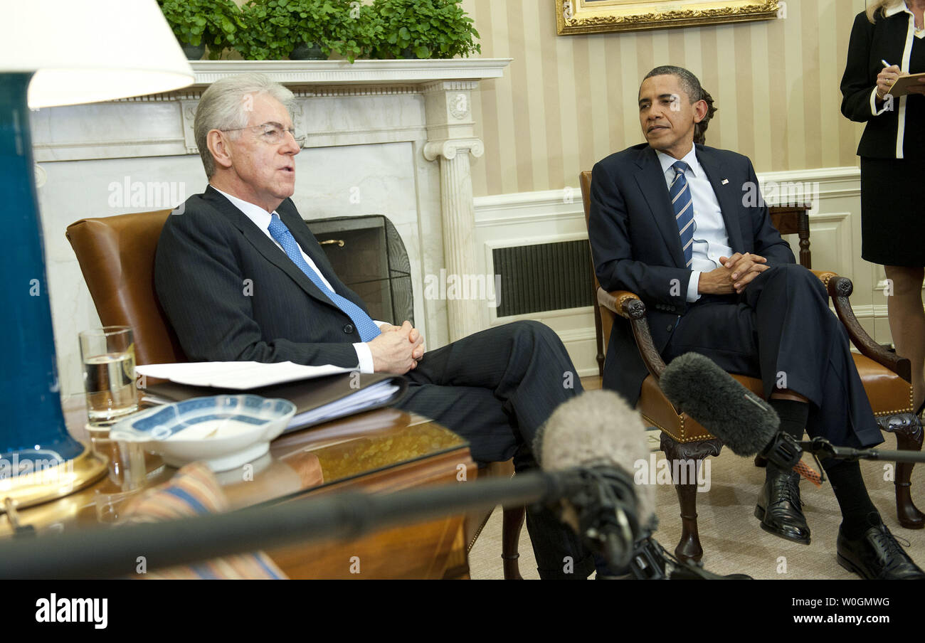 Il presidente Barack Obama incontra il Primo Ministro italiano Mario Monti nell'Ufficio Ovale della Casa Bianca a Washington il 6 febbraio 2012. UPI/Kevin Dietsch Foto Stock