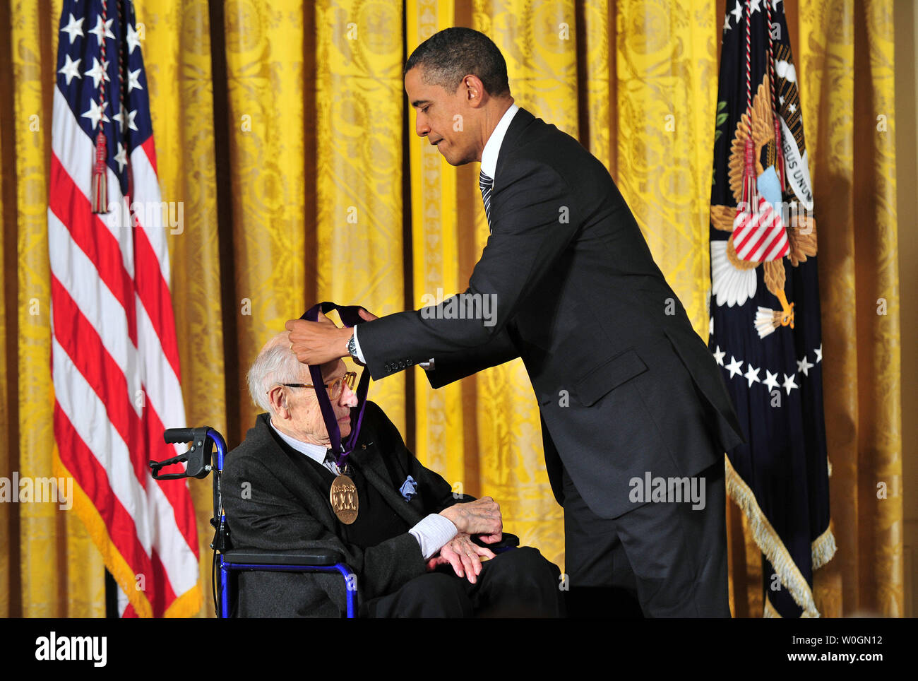 Il presidente Barack Obama awards artista Barnet una medaglia nazionale delle arti nel corso di una cerimonia che si terrà nella Sala Est della Casa Bianca a Washington D.C. il 13 febbraio 2012. UPI/Kevin Dietsch Foto Stock