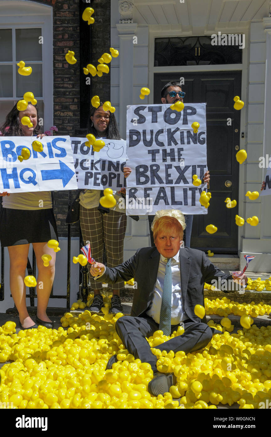 Londra, Inghilterra. Il 27 giugno, 2019. I membri del nostro futuro la nostra scelta (OFOC) svuotata 2000 le papere di gomma al di fuori della sede di Londra di Boris Johnson a Foto Stock