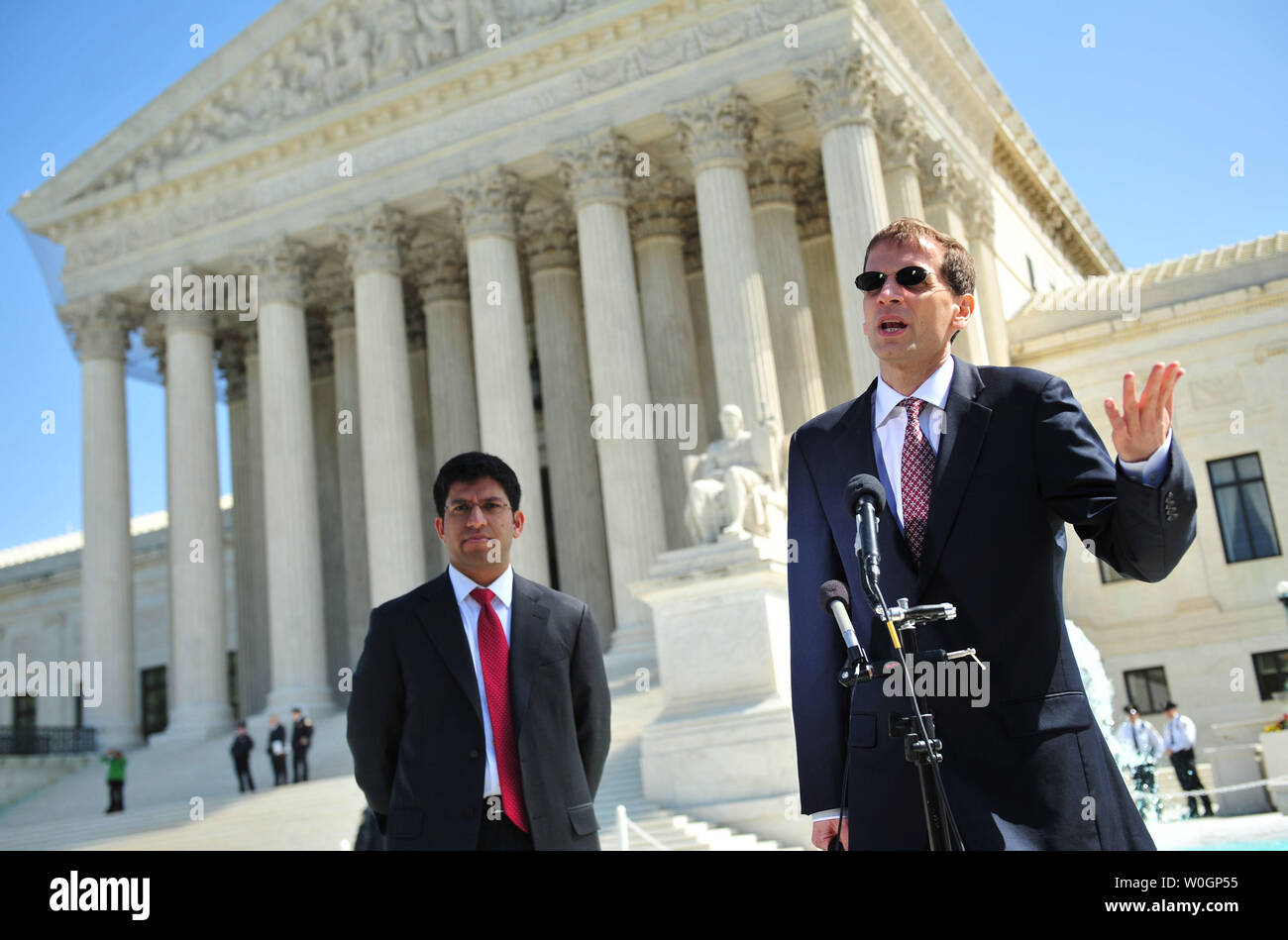 Gregory Katsas (R), procuratore capo per il 26 stati opposti la della riforma sanitaria legge, parla nella parte anteriore di U.S. La Corte Suprema ha seguito il primo giorno di argomenti come sulla costituzionalità del Presidente Obama la riforma sanitaria care bill a Washington D.C. il 26 marzo 2012. Katsas fu affiancato da Hashim Mooppan, associare a Jones giorno Law firm. UPI/Kevin Dietsch Foto Stock