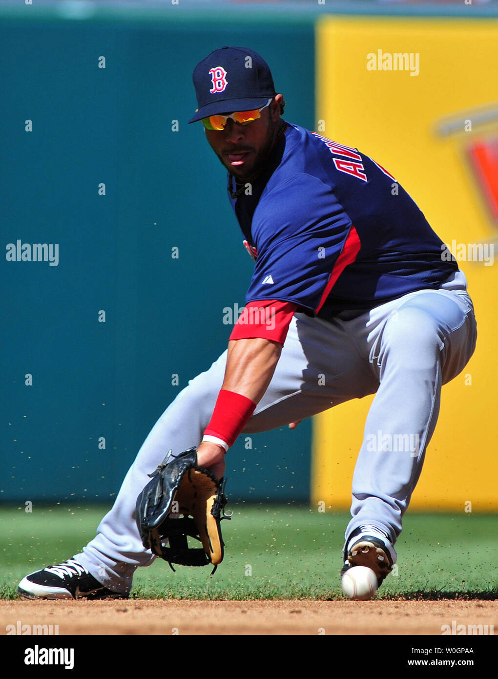 Boston Red Sox interbase Mike Aviles campi una sfera di massa durante il secondo inning contro i cittadini di Washington a cittadini Park a Washington D.C. il 3 aprile 2012. UPI/Kevin Dietsch Foto Stock