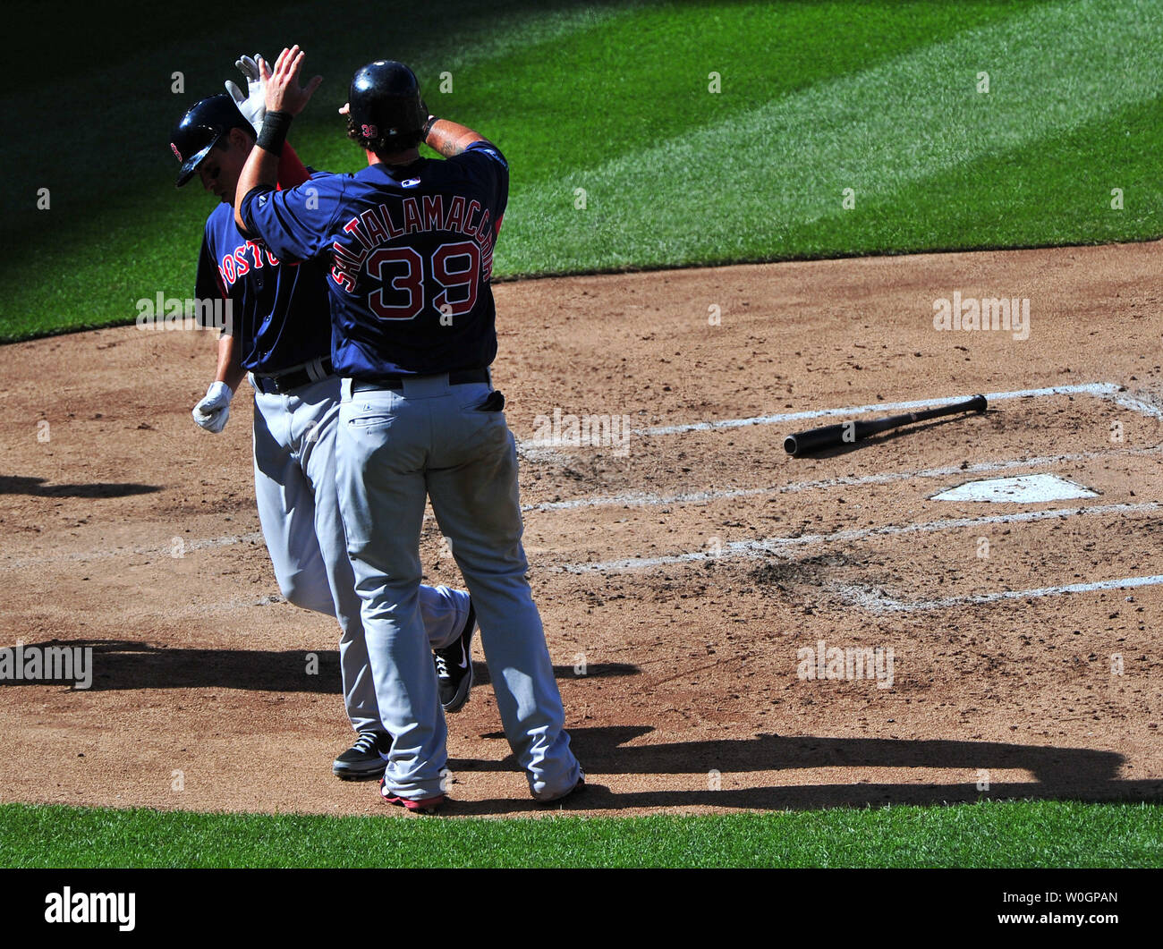 Boston Red Sox Jarrod Saltalamacchia celebra con il suo compagno di squadra Mike Aviles dopo i due segnati da un doppio da Dustin Pedroia durante la quinta inning contro i cittadini di Washington a cittadini Park a Washington D.C. il 3 aprile 2012. UPI/Kevin Dietsch Foto Stock