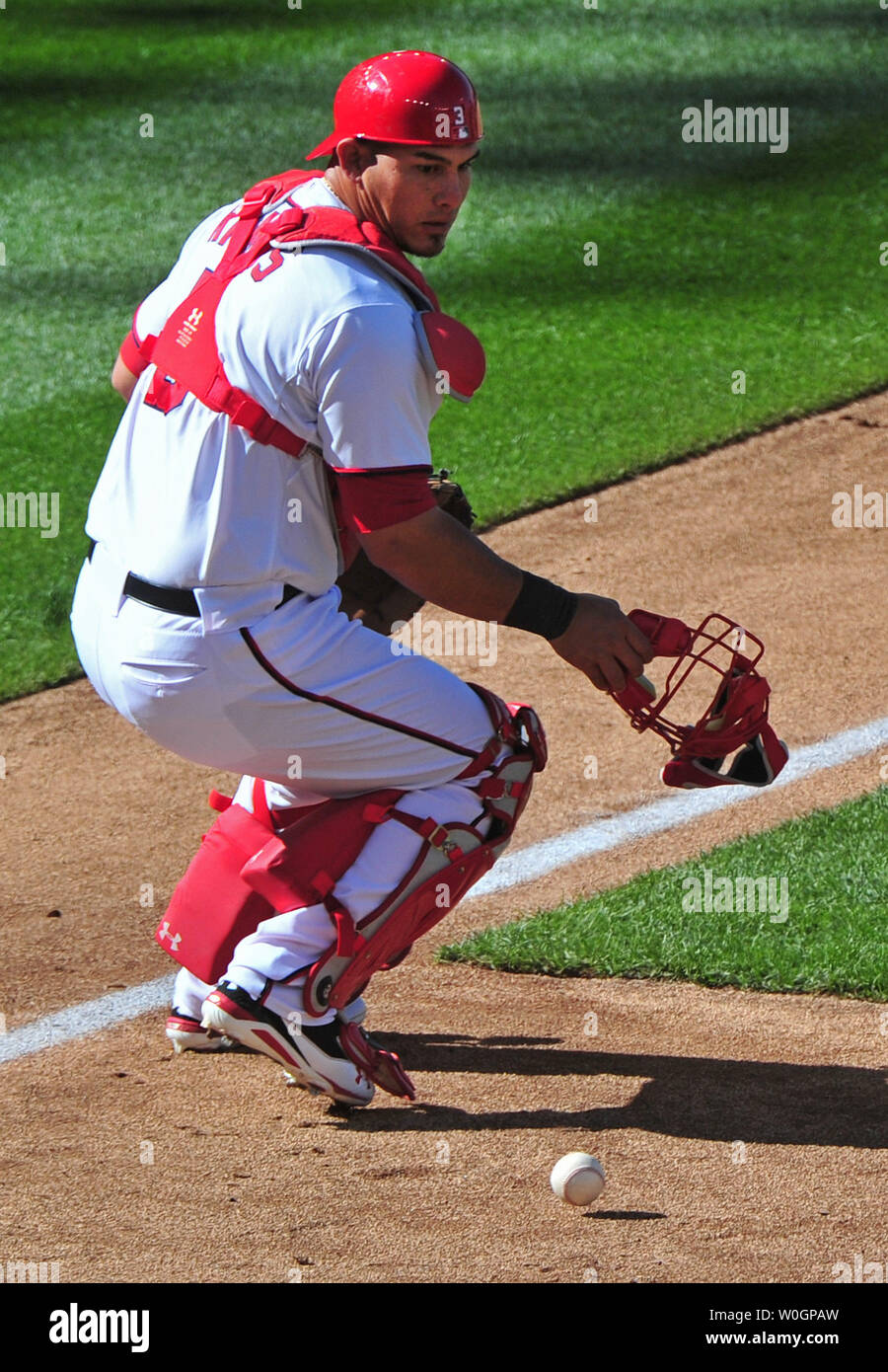 Washington Nationals" catcher Wilson Ramos mishandles una sfera bunted da Boston Red Sox Mike Aviles a cittadini Park a Washington D.C. il 3 aprile 2012. UPI/Kevin Dietsch Foto Stock