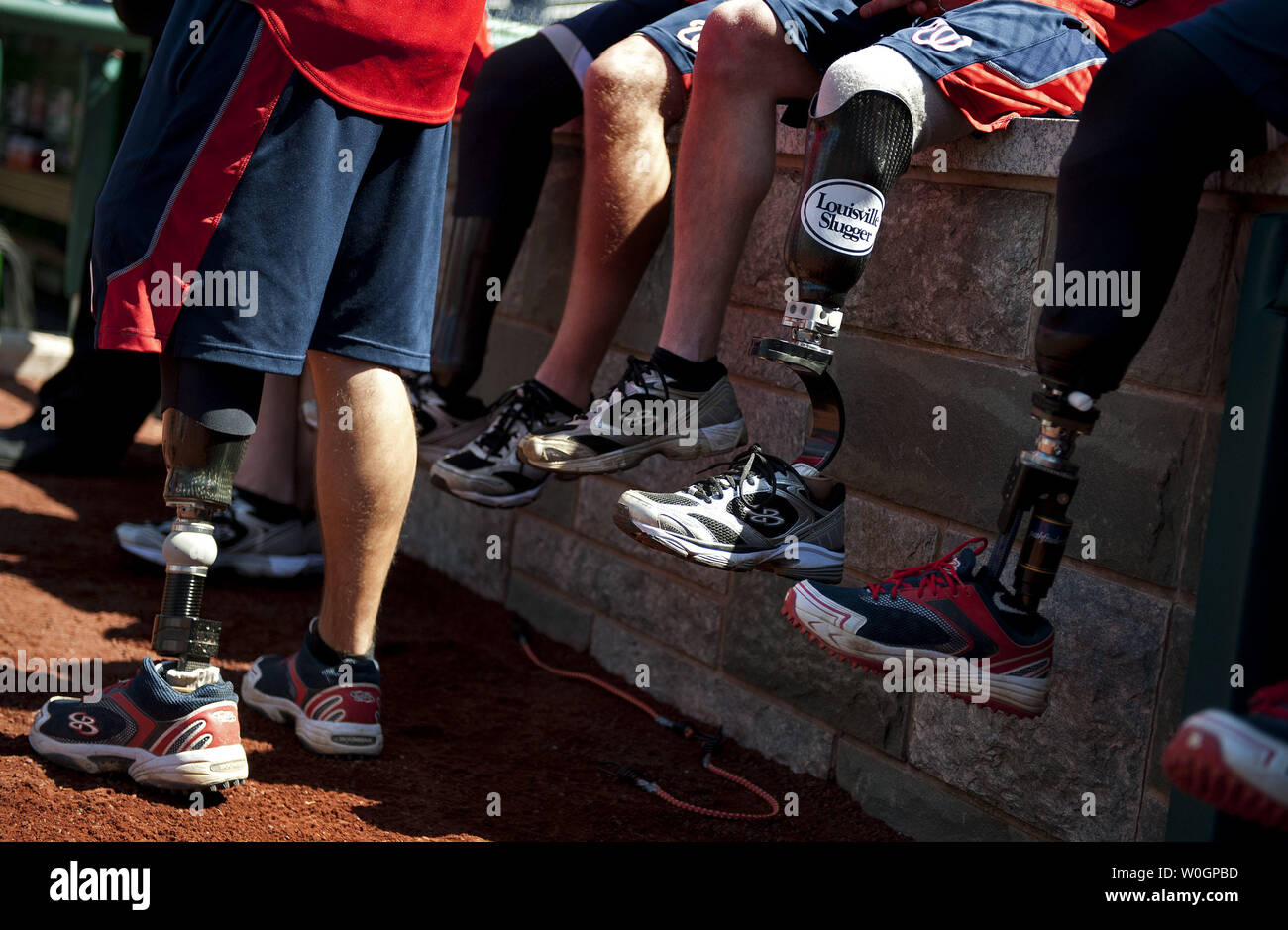 I membri dei combattenti feriti amputato Softball Team attendere sul campo prima di Washington cittadini exhibition partita contro il Boston Red Sox a cittadini Park a Washington D.C. il 3 aprile 2012. UPI/Kevin Dietsch Foto Stock