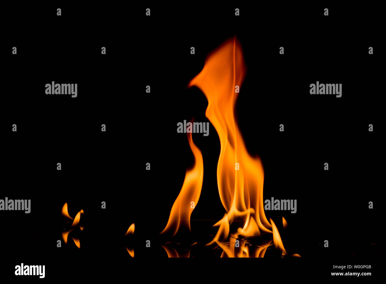 La natura delle fiamme di fuoco su sfondo nero. Congelare il movimento di Red-Yellow fiamme di fuoco che brucia a notte oscura. Foto Stock