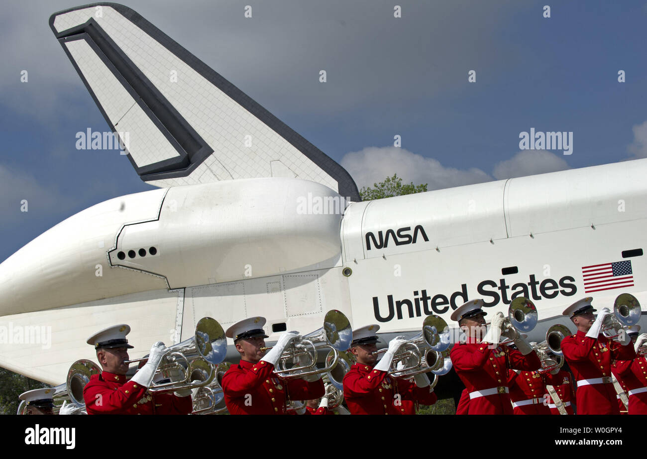 Il presidente della propria banda marino esegue sotto lo Space Shuttle Enterprise durante una cerimonia di trasferimento per la navetta spaziale Discovery presso lo Smithsonian, il Museo Nazionale dell'aria e dello spazio del centro Udvar-Hazy a Chantilly, in Virginia, il 19 aprile 2012. Lo Space Shuttle Discovery è la sostituzione dell'impresa che sarà transporter per la Intrepid Sea, Air & Space Museum di New York City. UPI/Kevin Dietsch Foto Stock