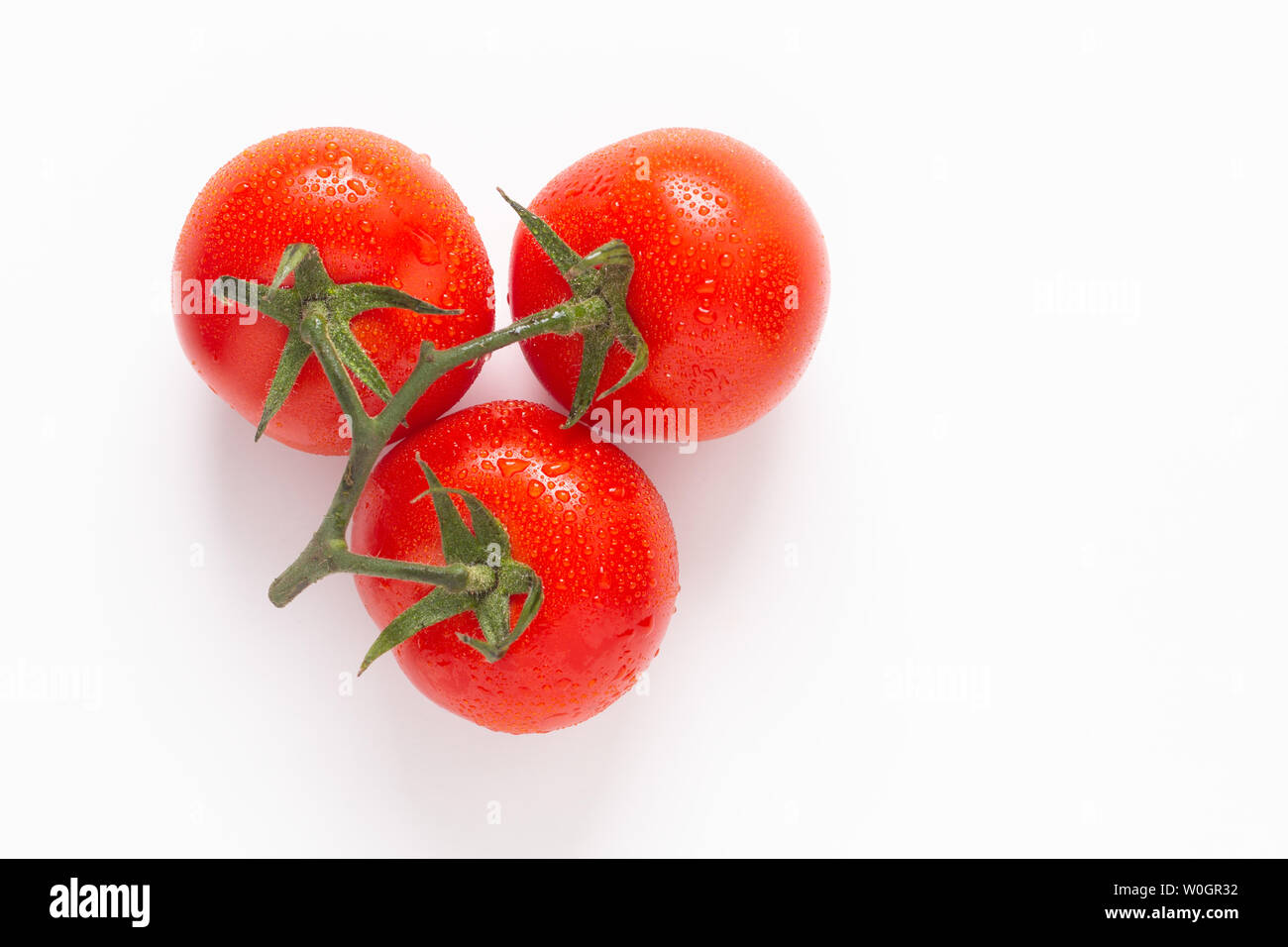 Concetto alimentare pomodori organico isolato su bianco con spazio di copia Foto Stock