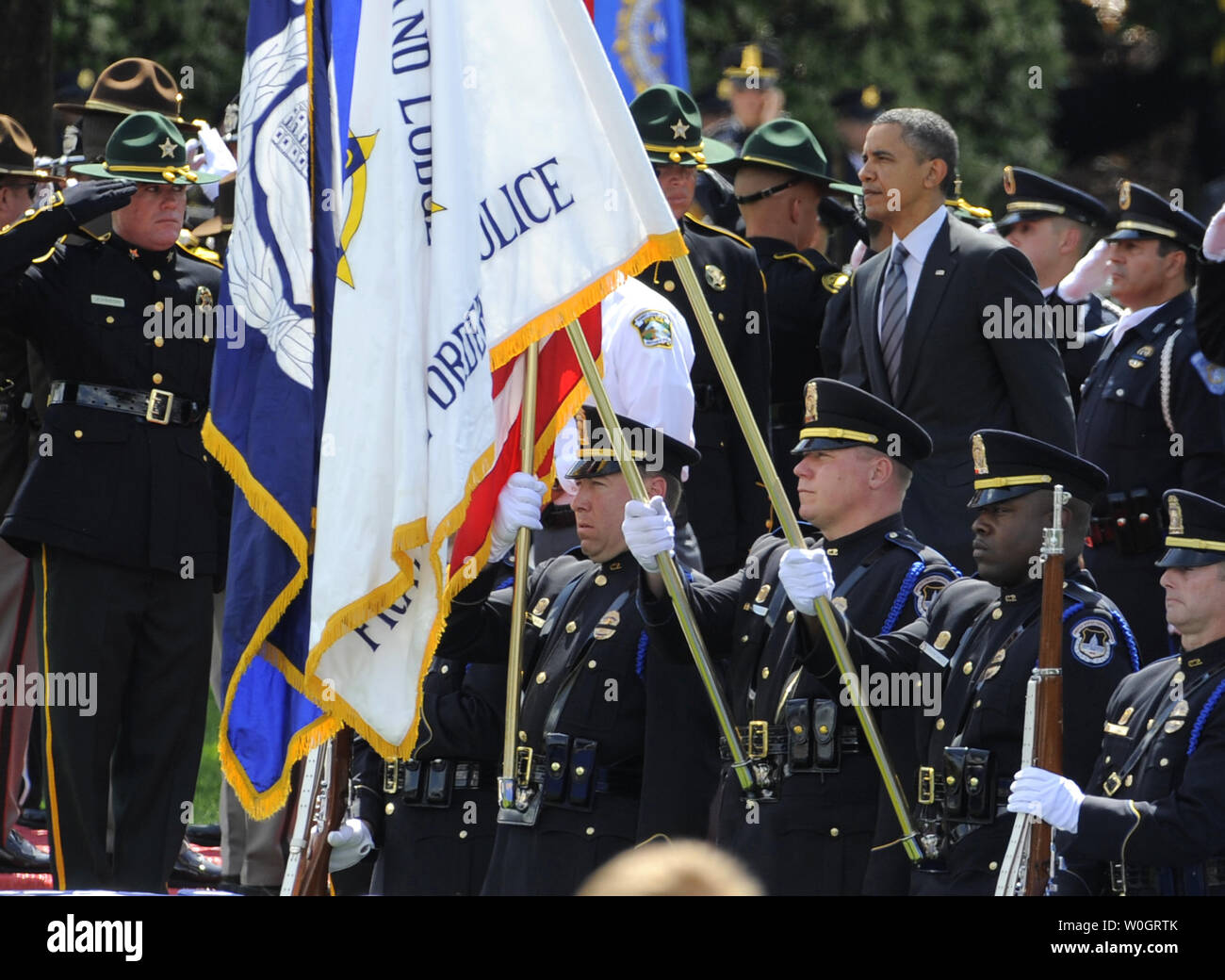 Il Presidente Usa Barack Obama (C) passeggiate passato una guardia d'onore sul suo modo di erogare commento alla pacificazione nazionale ufficiali memoriale di servizio presso il Campidoglio US, 15 maggio 2012, a Washington, DC. Il servizio è di onorare tutti i funzionari di polizia ucciso nella linea del dazio nel corso dell'anno passato. UPI/Mike Theiler Foto Stock