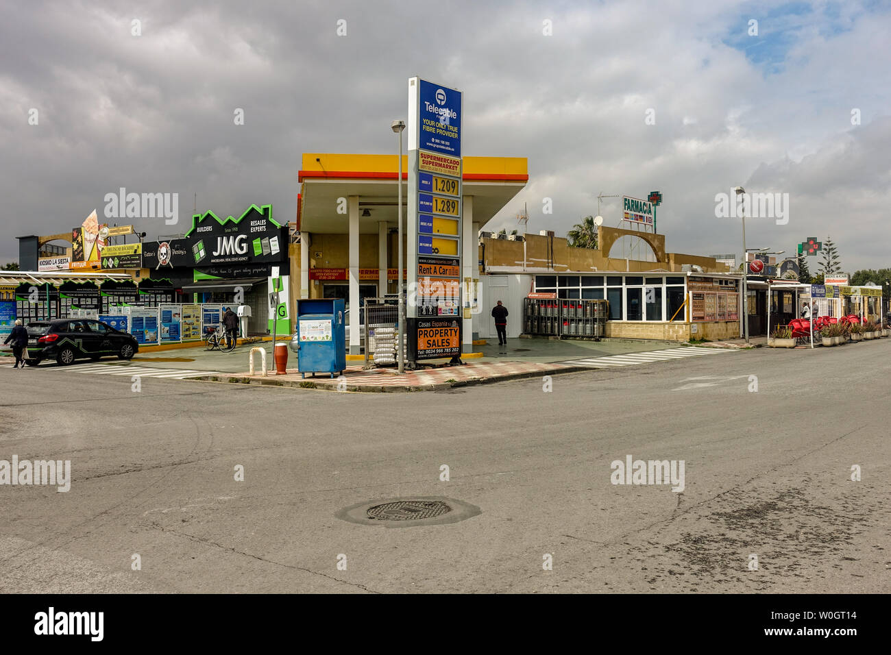 La Siesta, Torrevieja, Spagna - 1 Aprile 2019 : Garage presso La Siesta area dello shopping Foto Stock