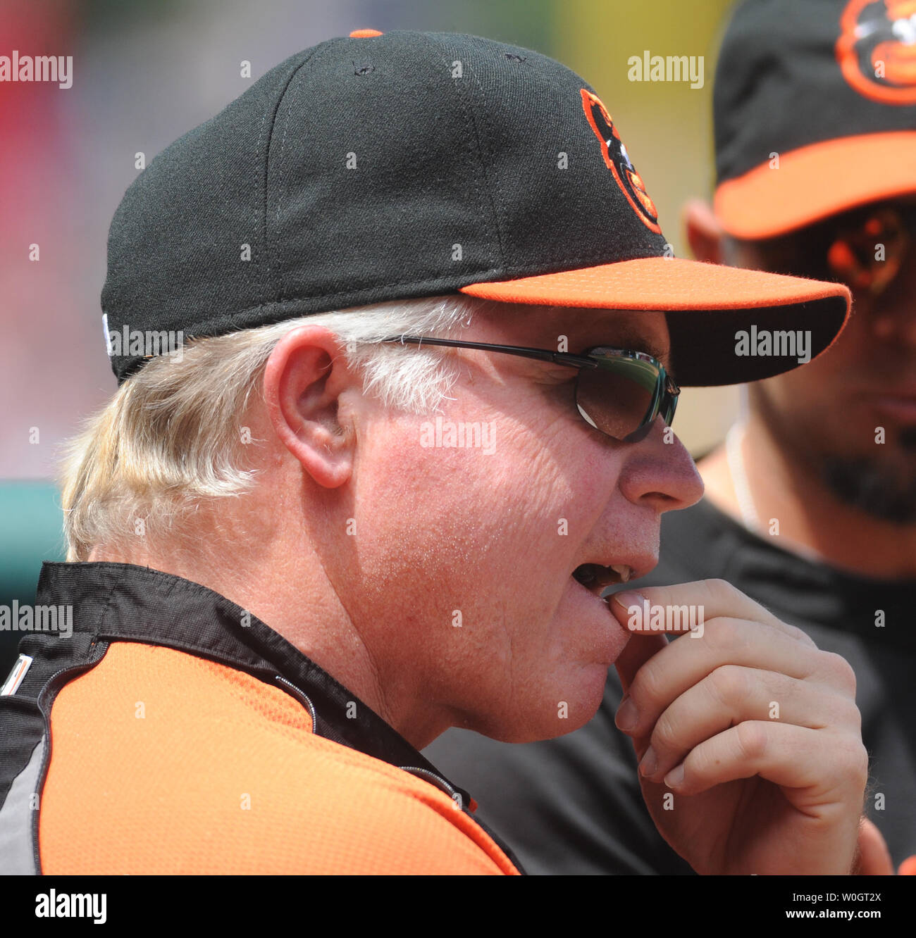 Baltimore Orioles manager Buck Showalter orologi l'azione in piroga il secondo inning di gioco MLB contro i cittadini di Washington il 20 maggio 2012 a Washington, DC. Cittadini di Washington ha vinto 9-3. UPI/Pat Benic Foto Stock