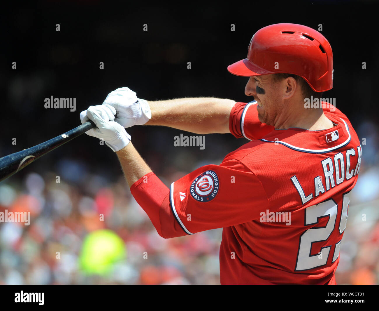 Cittadini di Washington Adam LaRoche controlla il suo swing e passeggiate nel primo inning di gioco MLB CONTRO I Baltimore Orioles il 20 maggio 2012 a Washington, DC. Cittadini di Washington ha vinto 9-3. UPI/Pat Benic Foto Stock