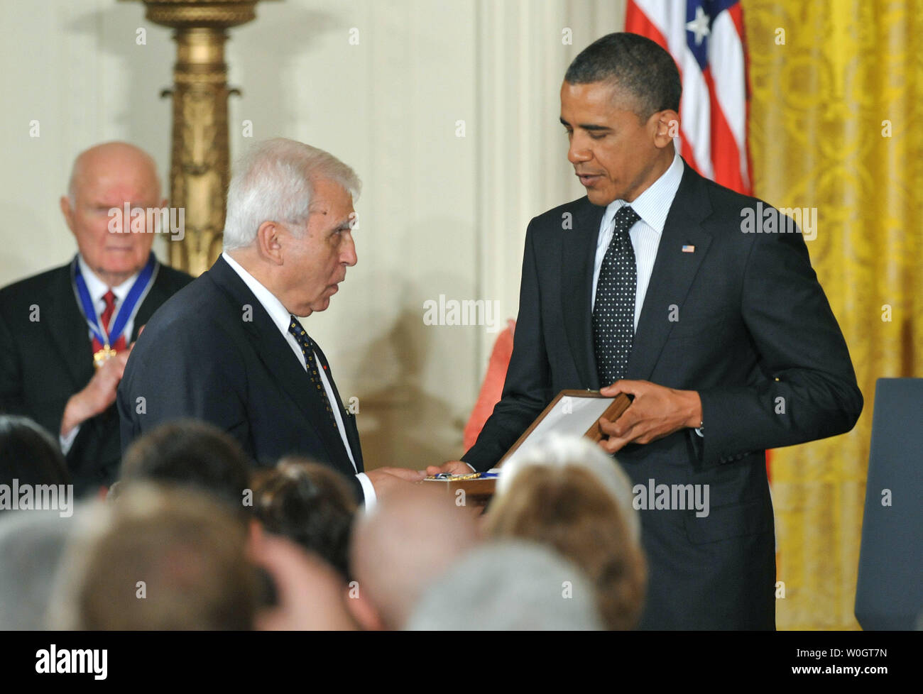 Adam Daniel Rotfeld, ex ministro degli Esteri polacco, riceve un metallo presidenziale di libertà forJan Karski dal presidente Barack Obama in Oriente camera presso la Casa Bianca a Washington il 29 maggio 2012. La Medaglia della Libertà è la nostra Nazione la più alta onorificenza civile, presentata a individui che hanno reso particolarmente meritori contributi alla sicurezza o gli interessi nazionali degli Stati Uniti per la pace nel mondo o culturale o altri significativi privati o pubblici sforzi. UPI/Kevin Dietsch Foto Stock