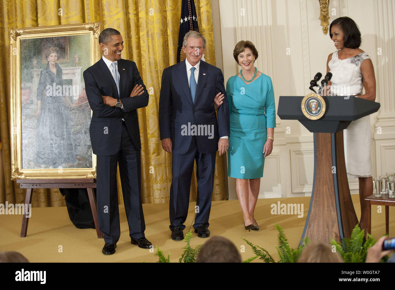 La First Lady Michelle Obama offre commento accanto al Presidente Barack Obama (L), ex Presidente George W Bush e sua moglie Laura (2nd-R) alla cerimonia di inaugurazione del Presidente George W. Bush per la Casa Bianca ritratto nella Sala Est della Casa Bianca a Washington il 31 maggio 2012. UPI/Kevin Dietsch Foto Stock