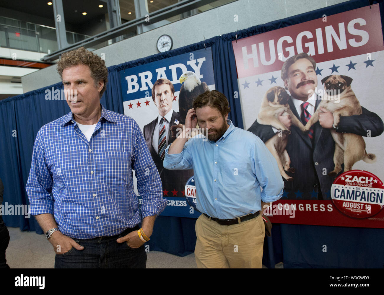 Will Ferrell (L) e Zach Galifianakis arriva per uno screening dei loro film 'Campagna' presso il Newseum sulla luglio 31, 2012 a Washington D.C. UPI/Kevin Dietsch Foto Stock