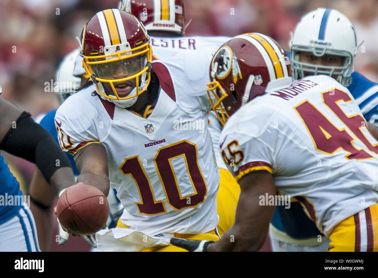 Washington Redskins quarterback Robert Griffin III Hands off a marcia indietro Alfred Morris durante il primo trimestre di FedEx campo su agosto 23, 2012 in Landover, Maryland. UPI/Pete Marovich Foto Stock