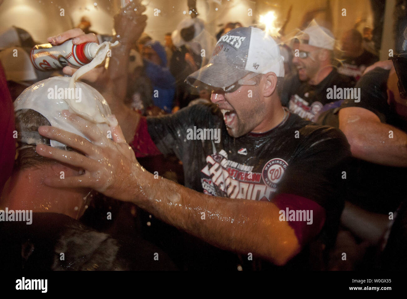 Membri del Washington cittadini celebrare in spogliatoio dopo aver vinto il campionato nazionale Divisione est a cittadini Park a Washington D.C. il 1 ottobre 2012. I cittadini hanno perso la loro gioco per il Philadelphia Phillies 2-0 ma ha vinto la Divisione dopo i pirati di Pittsburgh sconfitto il Atlanta Braves 2-1. UPI/Kevin Dietsch Foto Stock