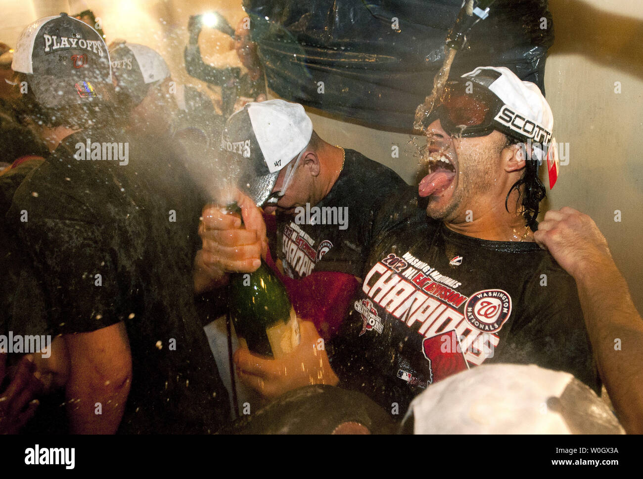 Cittadini di Washington Michael Morse festeggia con i compagni di squadra dopo i cittadini ha vinto il campionato nazionale Divisione est a cittadini Park a Washington D.C. il 1 ottobre 2012. I cittadini hanno perso la loro gioco per il Philadelphia Phillies 2-0 ma ha vinto la Divisione dopo i pirati di Pittsburgh sconfitto il Atlanta Braves 2-1. UPI/Kevin Dietsch Foto Stock