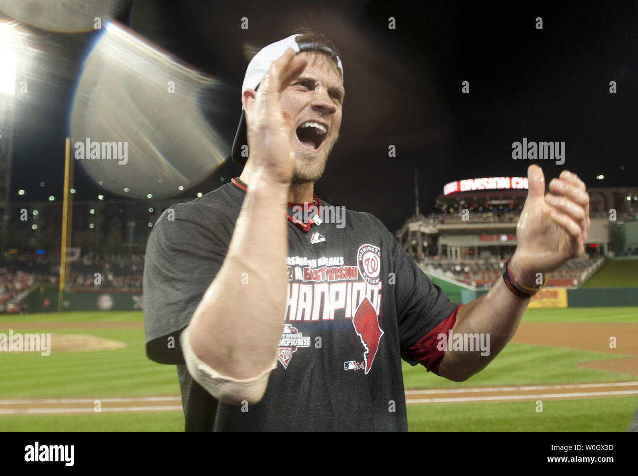 Washington cittadini Bryce Harper celebrare dopo i cittadini di Washington ha vinto il campionato nazionale Divisione est a cittadini Park a Washington D.C. il 1 ottobre 2012. I cittadini hanno perso la loro gioco per il Philadelphia Phillies 2-0 ma ha vinto la Divisione dopo i pirati di Pittsburgh sconfitto il Atlanta Braves 2-1. UPI/Kevin Dietsch Foto Stock