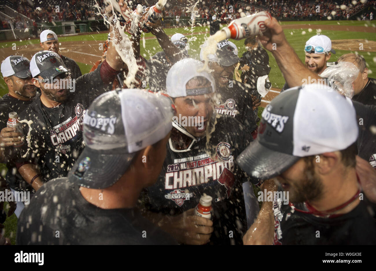 Membri del Washington cittadini celebrare dopo aver vinto il campionato nazionale Divisione est a cittadini Park a Washington D.C. il 1 ottobre 2012. I cittadini hanno perso la loro gioco per il Philadelphia Phillies 2-0 ma ha vinto la Divisione dopo i pirati di Pittsburgh sconfitto il Atlanta Braves 2-1. UPI/Kevin Dietsch Foto Stock