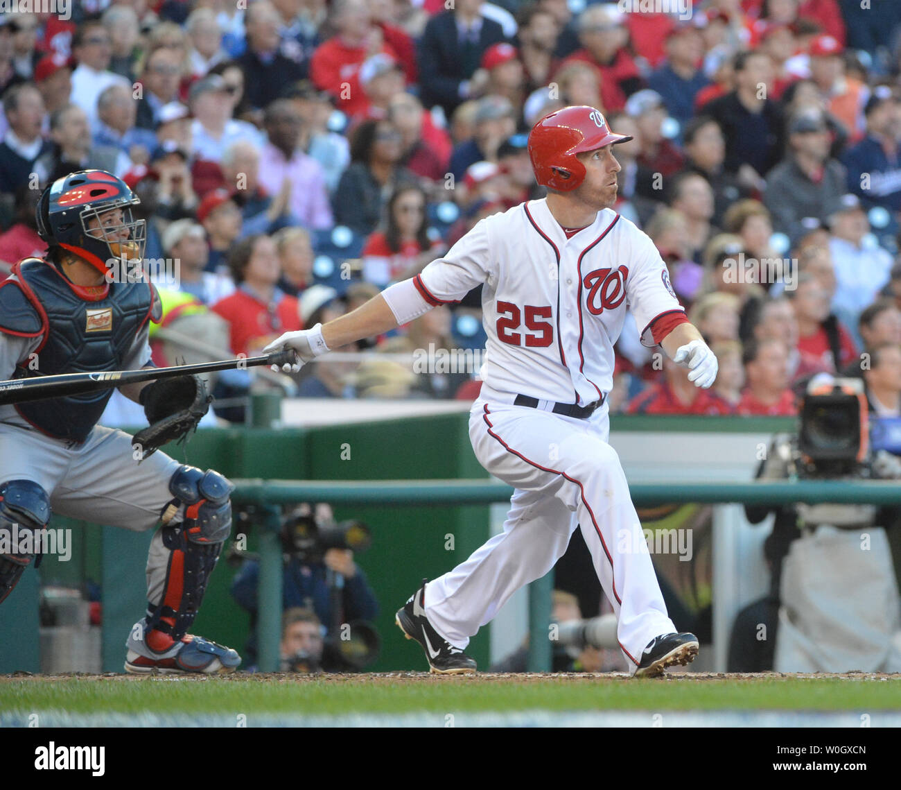 Cittadini di Washington Adam LaRoche orologi il suo assolo home run nel secondo inning off St. Louis Cardinals pitcher Kyle Lohse in gioco quattro delle NLDS ai cittadini Parco di Washington, DC il 11 ottobre 2012. Il sentiero di cittadini nella serie 2-1. UPI/Kevin Dietsch Foto Stock