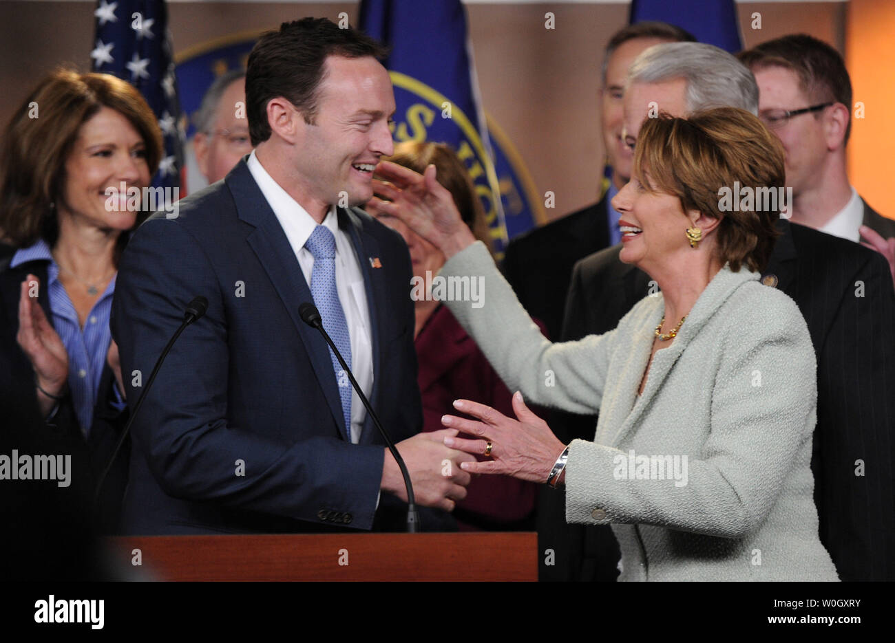 Casa leader della minoranza Nancy Pelosi (D-CA) abbraccia il neo eletto sost. Patrick Murphy (D-F1) nel corso di una conferenza stampa accogliendo i deputati democratici della Camera dei rappresentanti il Capitol Hill a Washington il 13 novembre 2012. UPI/Kevin Dietsch Foto Stock