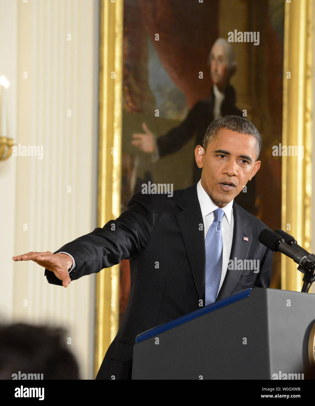 Stati Uniti Il presidente Barack Obama fa un commento durante una conferenza stampa nella Sala Est della Casa Bianca il 14 novembre 2012 a Washington, DC. Un ritratto dipinto del primo Presidente degli Stati Uniti George Washington è in background. Obama risolvere una serie di problemi ma ha detto che non vi era alcuna prova di un national Security Breach in Petraeus scandalo. UPI/Pat Benic Foto Stock