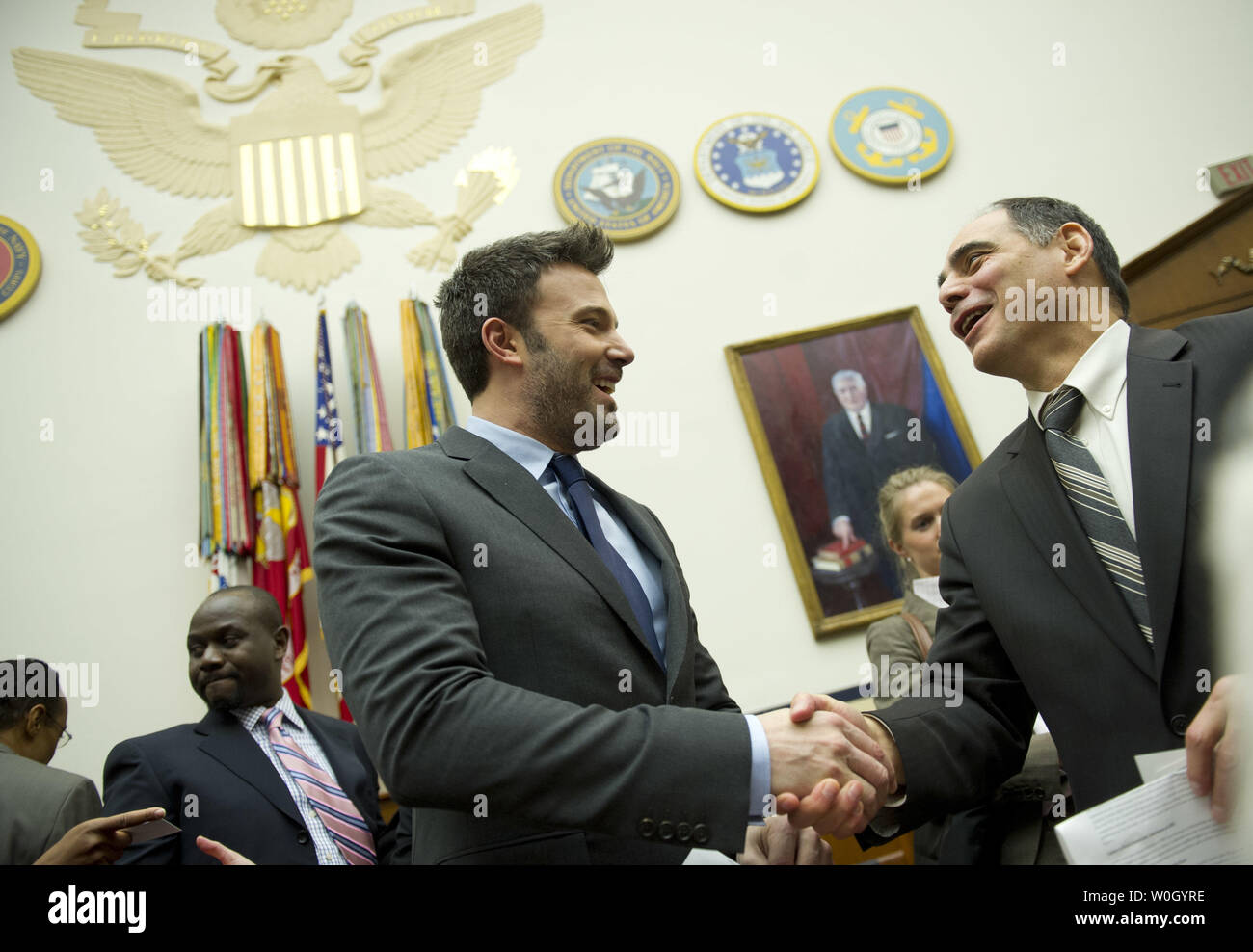 Ben Affleck (L), Fondatore del Congo orientale iniziativa, parla al dottor James Jay Carafano, Vice Presidente, la politica estera e di difesa studi, il patrimonio della Fondazione, durante una casa Comitato delle Forze Armate audizione sulla situazione della sicurezza nella Repubblica democratica del Congo e le implicazioni per gli Stati Uniti La sicurezza nazionale al Campidoglio di Washington il 19 dicembre 2012. UPI/Kevin Dietsch Foto Stock