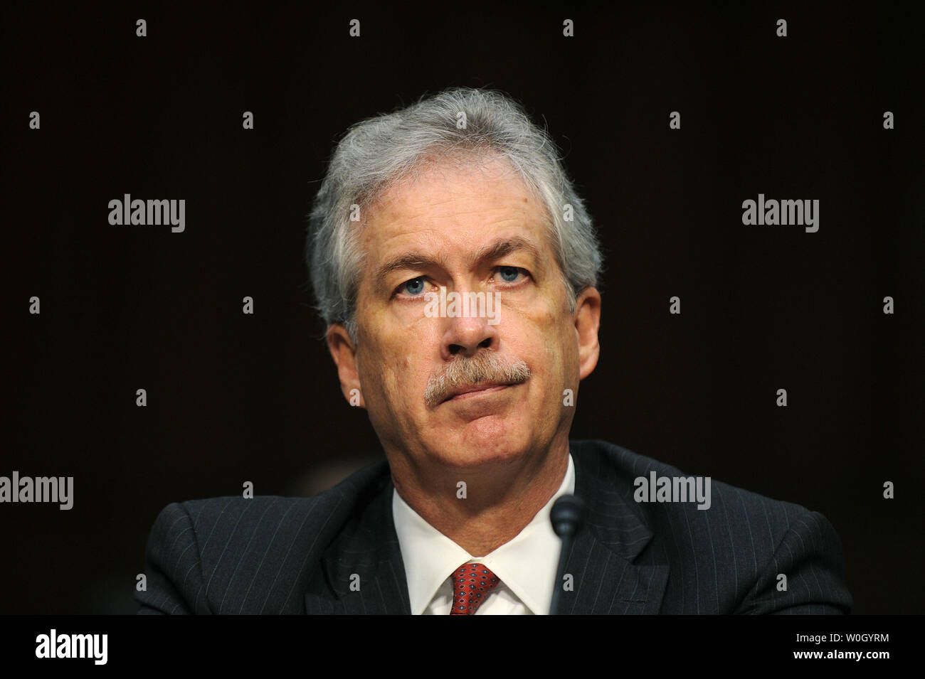 Il vice Segretario di Stato William J. Burns testimonia durante un Senato Comitato delle Relazioni Estere audizione su agli attacchi terroristici contro gli Stati Uniti Ambasciata a Bengasi, in Washington, DC sul dicembre 20, 2012. UPI/Kevin Dietsch Foto Stock