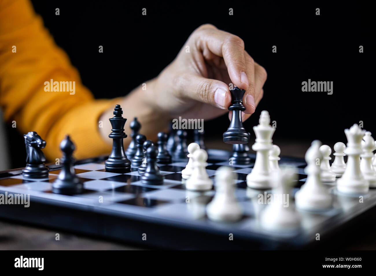 Business donna giocando a scacchi e strategia di pensiero circa il crash di rovesciare la squadra opposta e analisi di sviluppo per vincere e di successo. Foto Stock