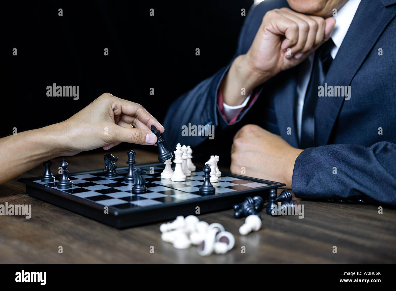 Imprenditore e imprenditrice giocando a scacchi e pensando di strategia crash di rovesciare la squadra opposta e analisi di sviluppo per vincere e di successo Foto Stock