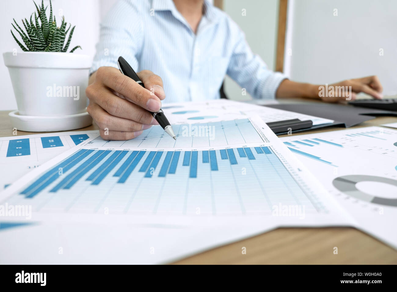 Imprenditore commercialista rendendo il lavoro di audit e di calcolo finanziario spese relazione finanziaria annuale di bilancio dichiarazione, facendo finanza fare n. Foto Stock