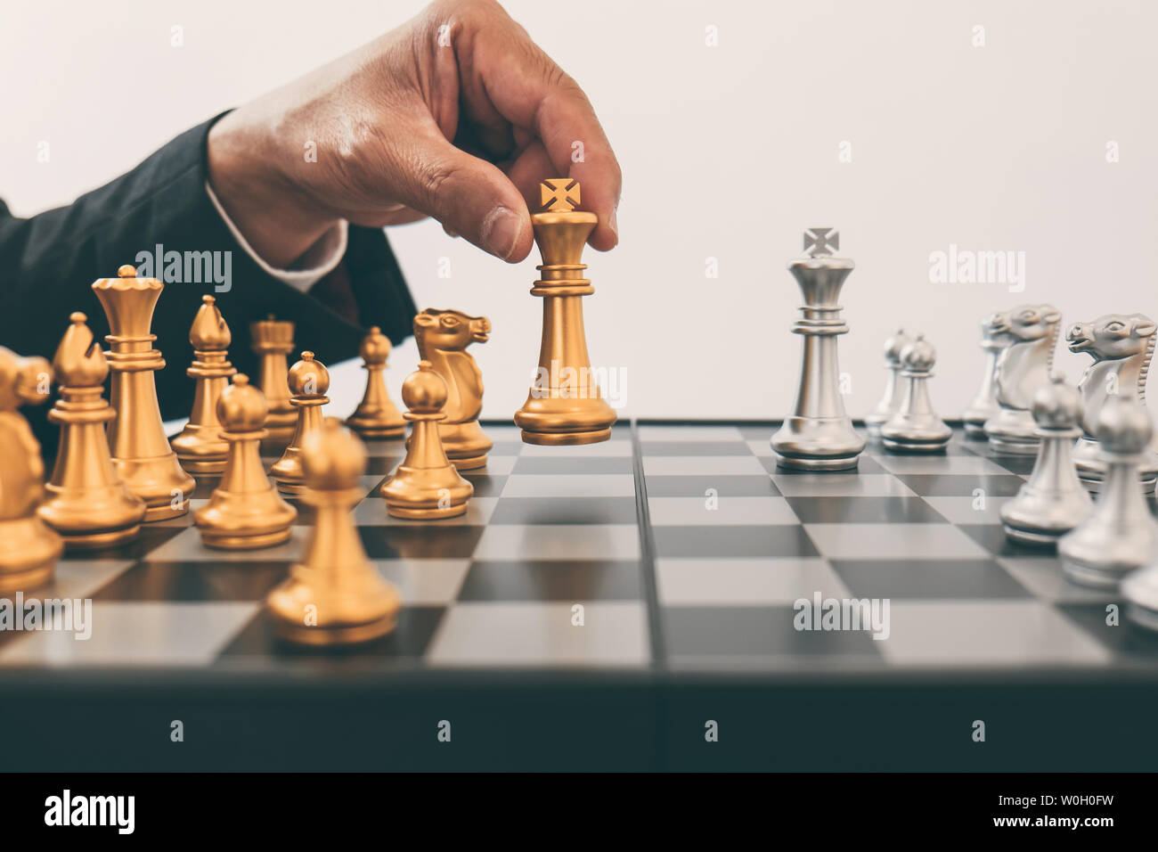 Imprenditore leadership giocando a scacchi e pensare piano strategico su crash di rovesciare la squadra opposta e analizzare lo sviluppo per il successo di corp Foto Stock