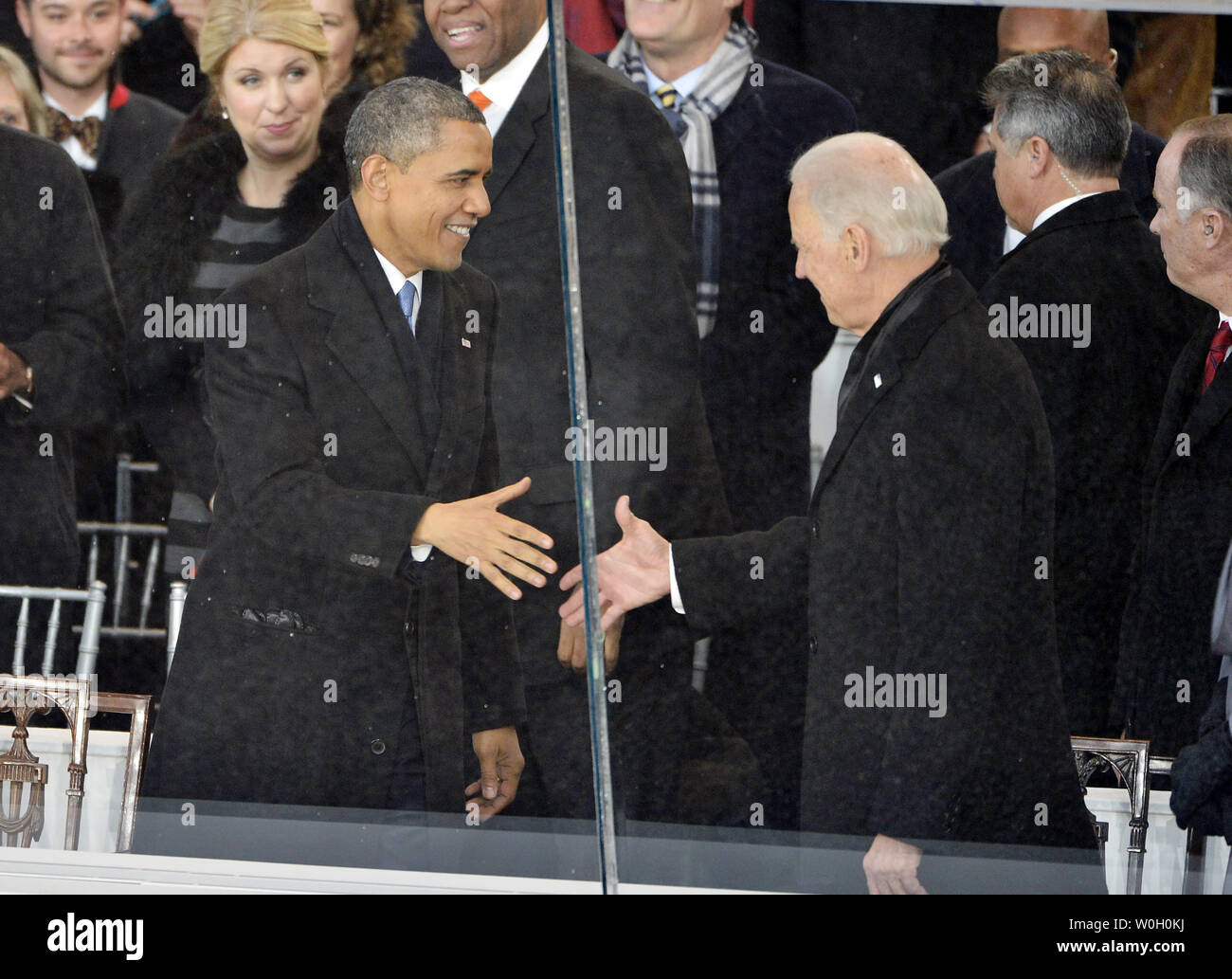 Vice presidente Joe Biden scuote la mano di U.S. Il presidente Barack Obama sul riesame di stand alla sfilata inaugurale dopo il suo pubblico cerimonia di inaugurazione a Washington D.C. il 21 gennaio 2013. Il Presidente Obama ha giurato per un secondo mandato come la quarantaquattresima Presidente degli Stati Uniti. UPI/Brian Kersey Foto Stock