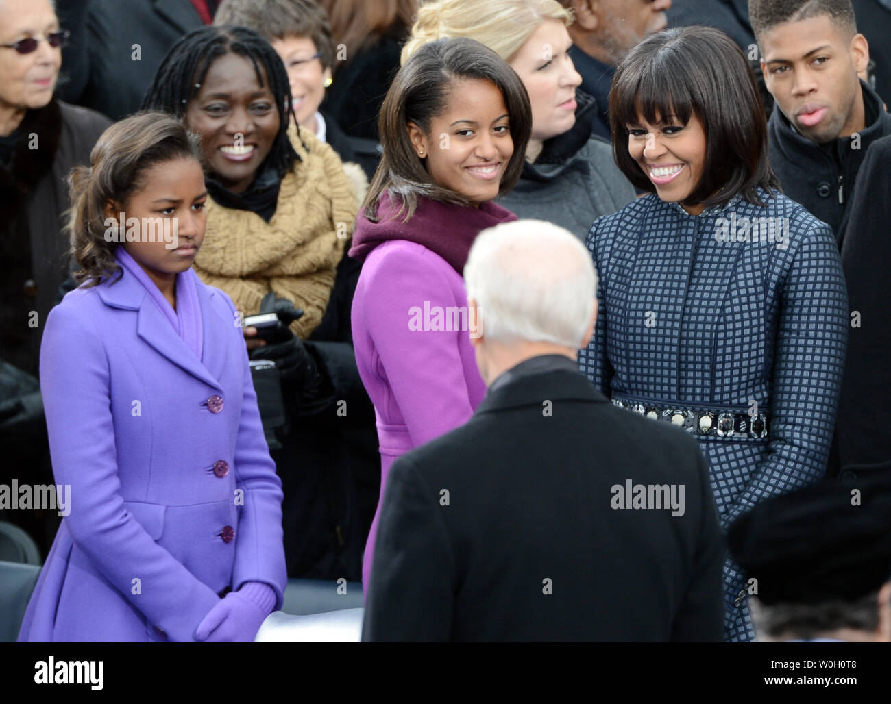 Presidential figlie Sasha Obama, Malia Obama e la First Lady Michelle Obama reagire prima di U.S. Il presidente Barack Obama è giurato per un secondo mandato dalla Corte Suprema Chief Justice John Roberts durante il suo pubblico cerimonia inaugurale presso l'U.S. Campidoglio di Washington, il 21 gennaio 2013. Il Presidente Obama è stato affiancato da First Lady Michelle Obama e le figlie Sasha e Malia. UPI/Kevin Dietsch Foto Stock