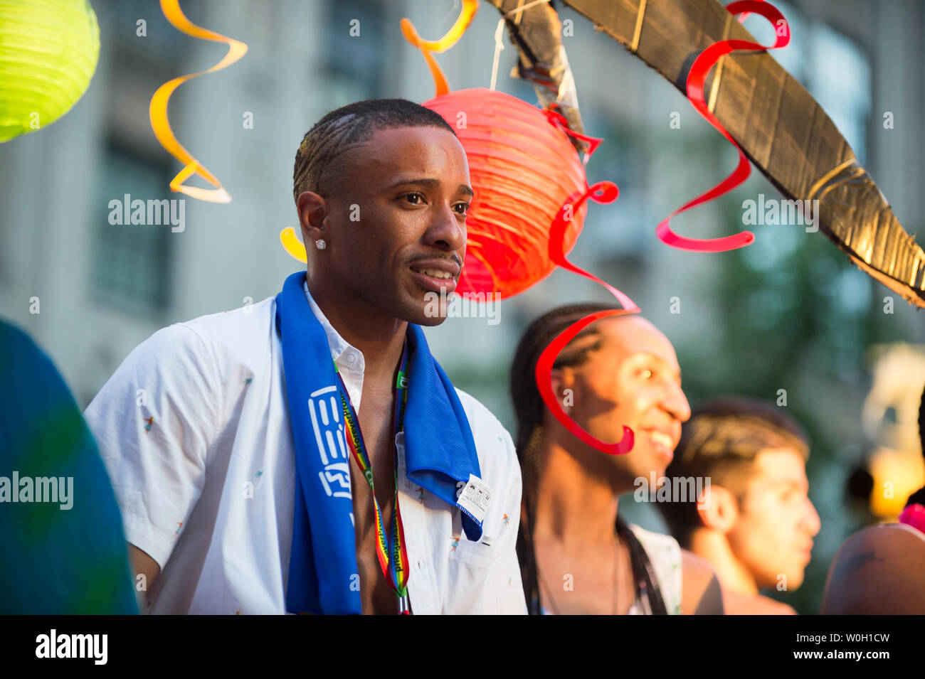 NEW YORK CITY - Giugno 25, 2017: i partecipanti all'annuale Pride Parade cavalcare un galleggiante come esso passa attraverso il Greenwich Village. Foto Stock