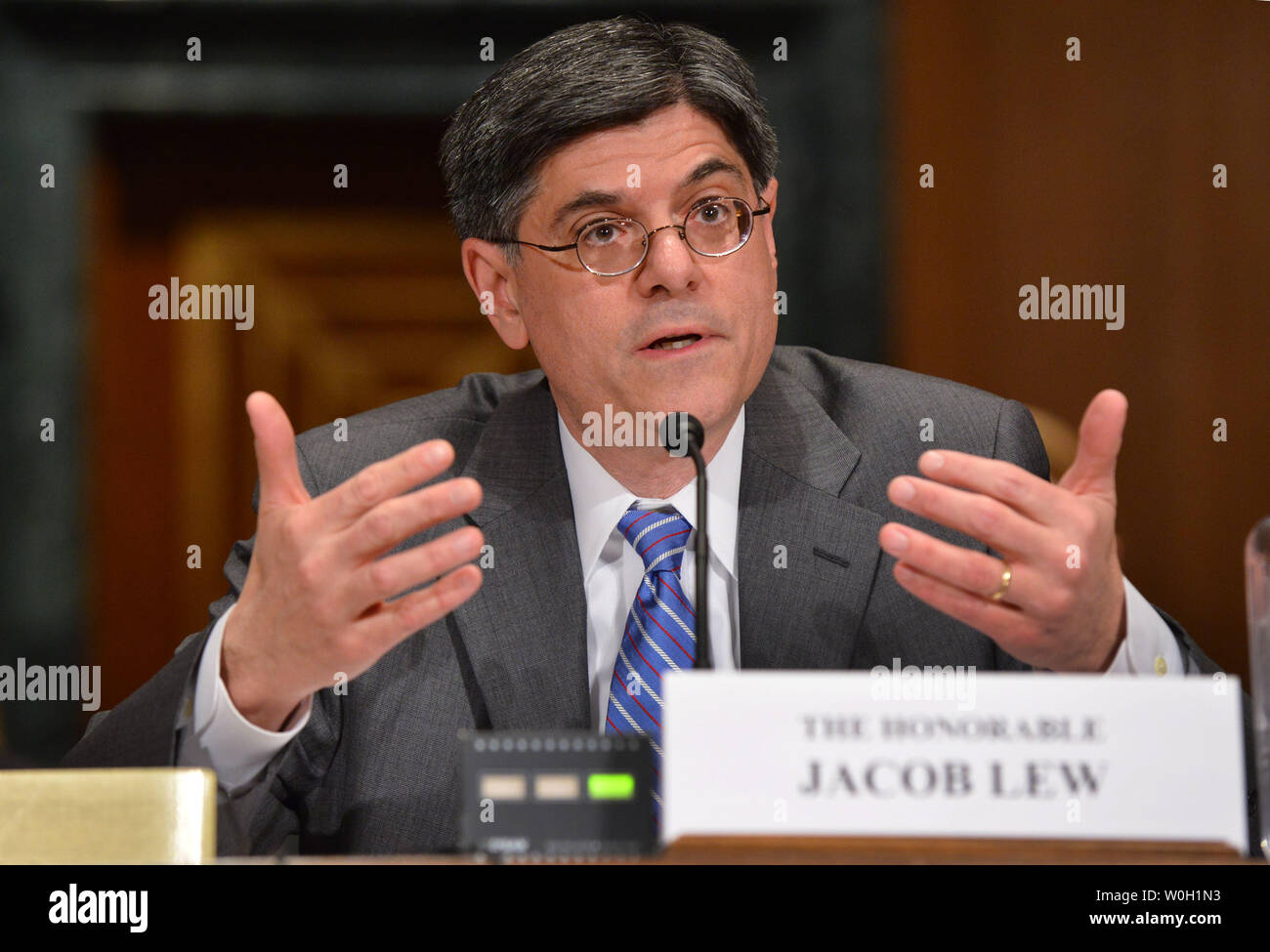 Ex capo del personale della Casa Bianca, Jacob Lew testimonia durante il suo senato Commissione Finanze audizione di conferma di essere il prossimo Segretario proprie il 13 febbraio 2013 a Washington D.C. UPI/Kevin Dietsch Foto Stock