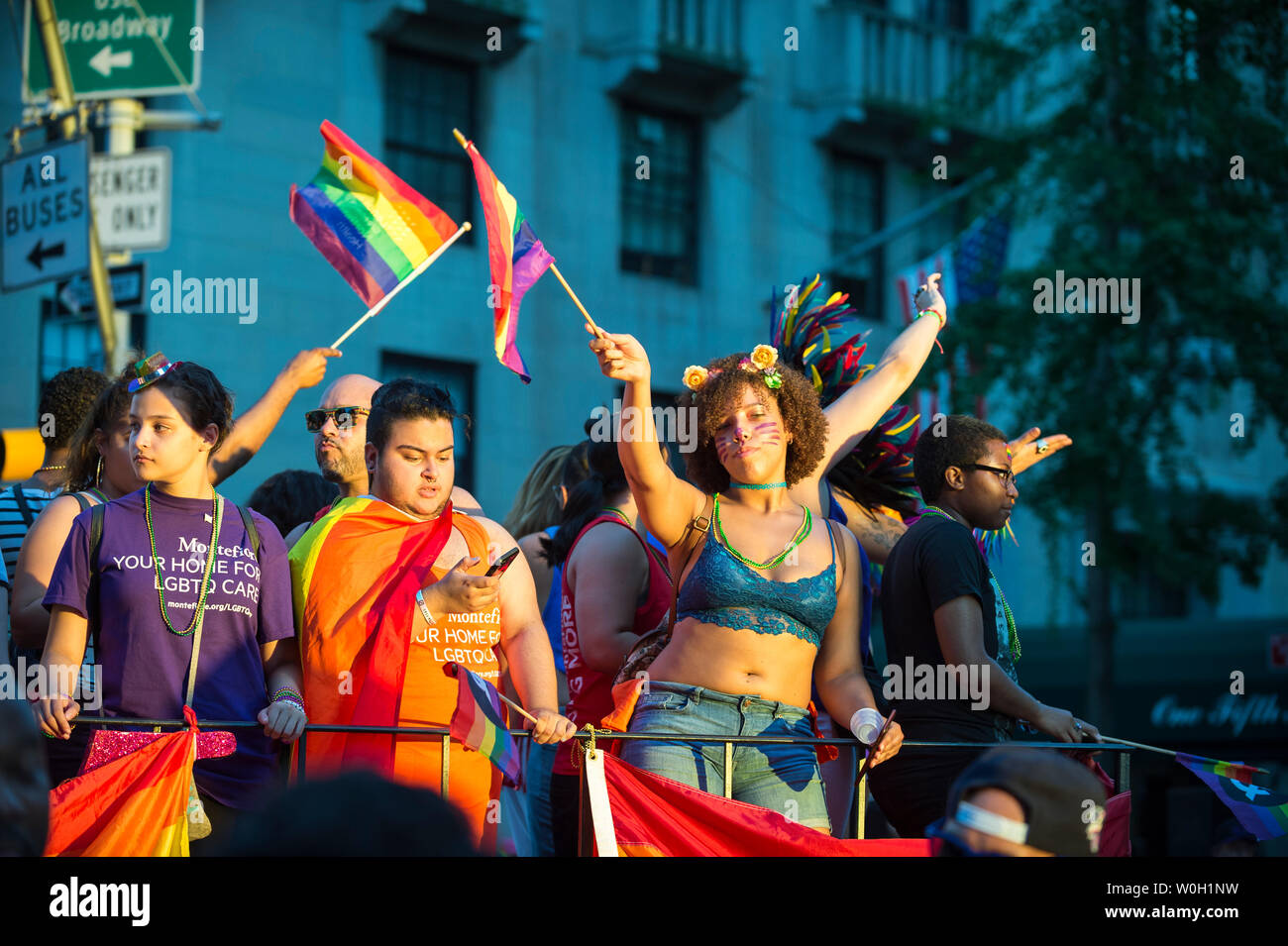 NEW YORK CITY - Giugno 25, 2017: i partecipanti indossano camicie sponsorizzato da Montefiore Medical Center bandiere d'onda su un galleggiante nel Gay Pride Parade. Foto Stock