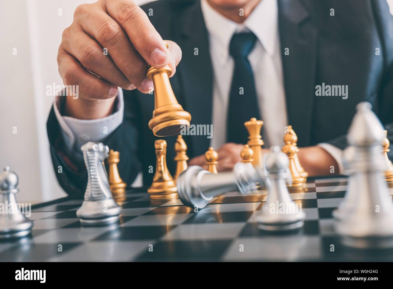 Imprenditore leadership giocando a scacchi e pensare piano strategico su crash di rovesciare la squadra opposta e analizzare lo sviluppo per il successo di corp Foto Stock