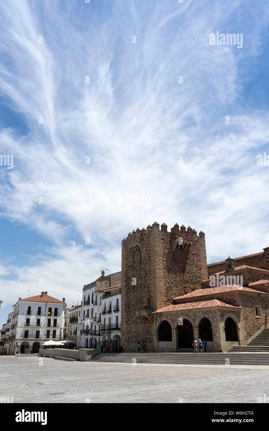 Passeggiata attraverso le belle strade della città medievale di Cáceres in Estremadura, Spagna Foto Stock