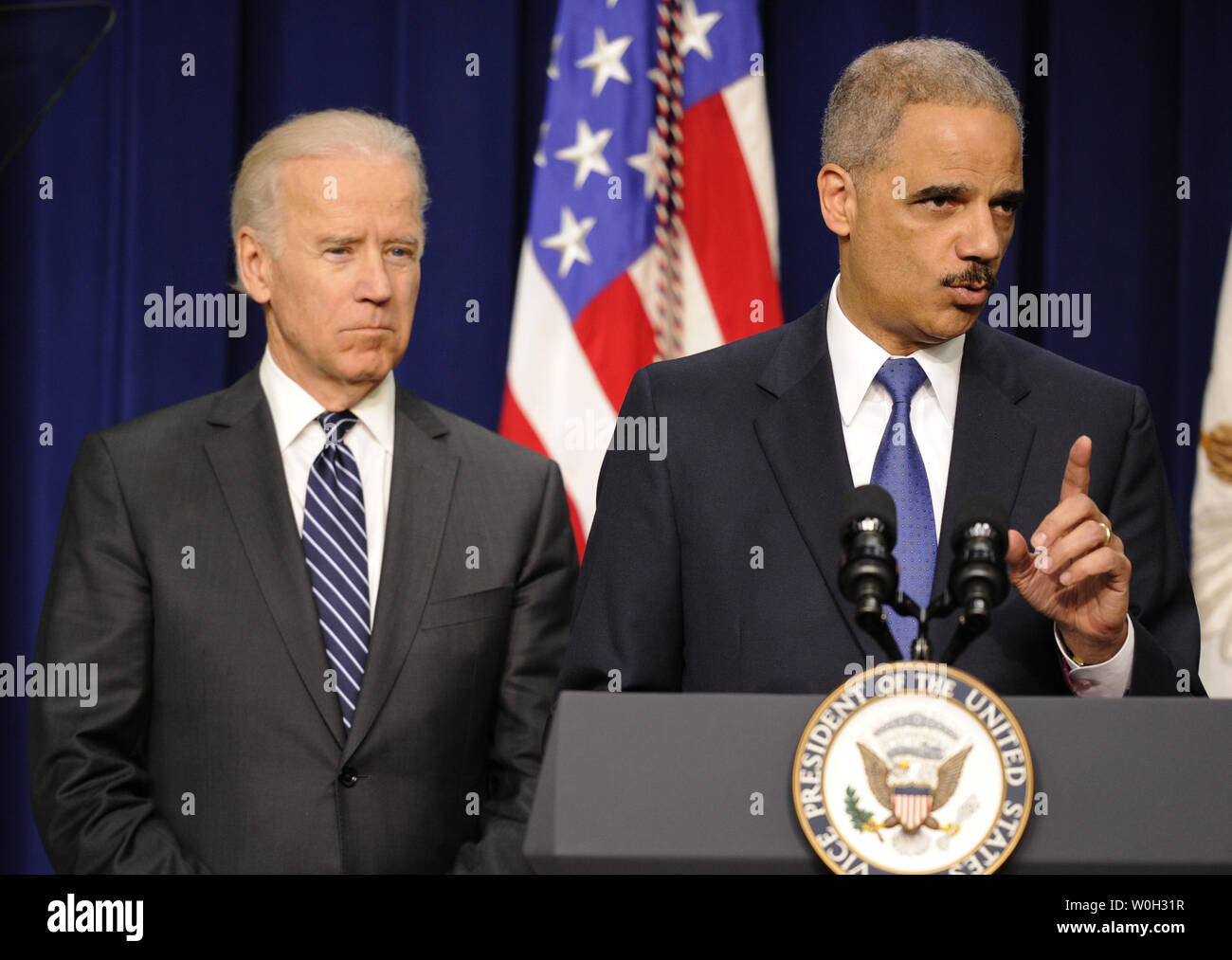 Il procuratore generale Eric Holder rende commento come egli è unita dal Vice Presidente Joe Biden come sollecitano il congresso ad approvare il più forte della pistola-misure di controllo nel corso di un incontro con funzionari di polizia, Aprile 9, 2013, a Washington, DC. Il congresso è atteso al dibattito di questa settimana sulla pistola alla normativa in materia di sicurezza. UPI/Mike Theiler Foto Stock