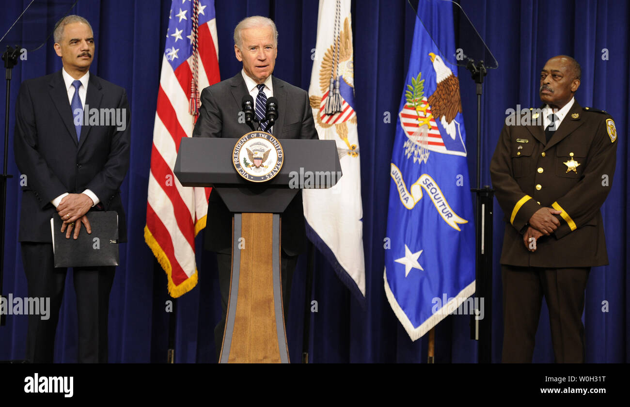 Vice presidente Joe Biden (C) rende il commento come egli è entrato a far parte da Attorney General Eric Holder (L) e Prince George County (Maryland) Sheriff Melvin C. alta come sollecitano il congresso ad approvare il più forte della pistola-misure di controllo nel corso di un incontro con funzionari di polizia, Aprile 9, 2013, a Washington, DC. Il congresso è atteso al dibattito di questa settimana sulla pistola alla normativa in materia di sicurezza. UPI/Mike Theiler Foto Stock