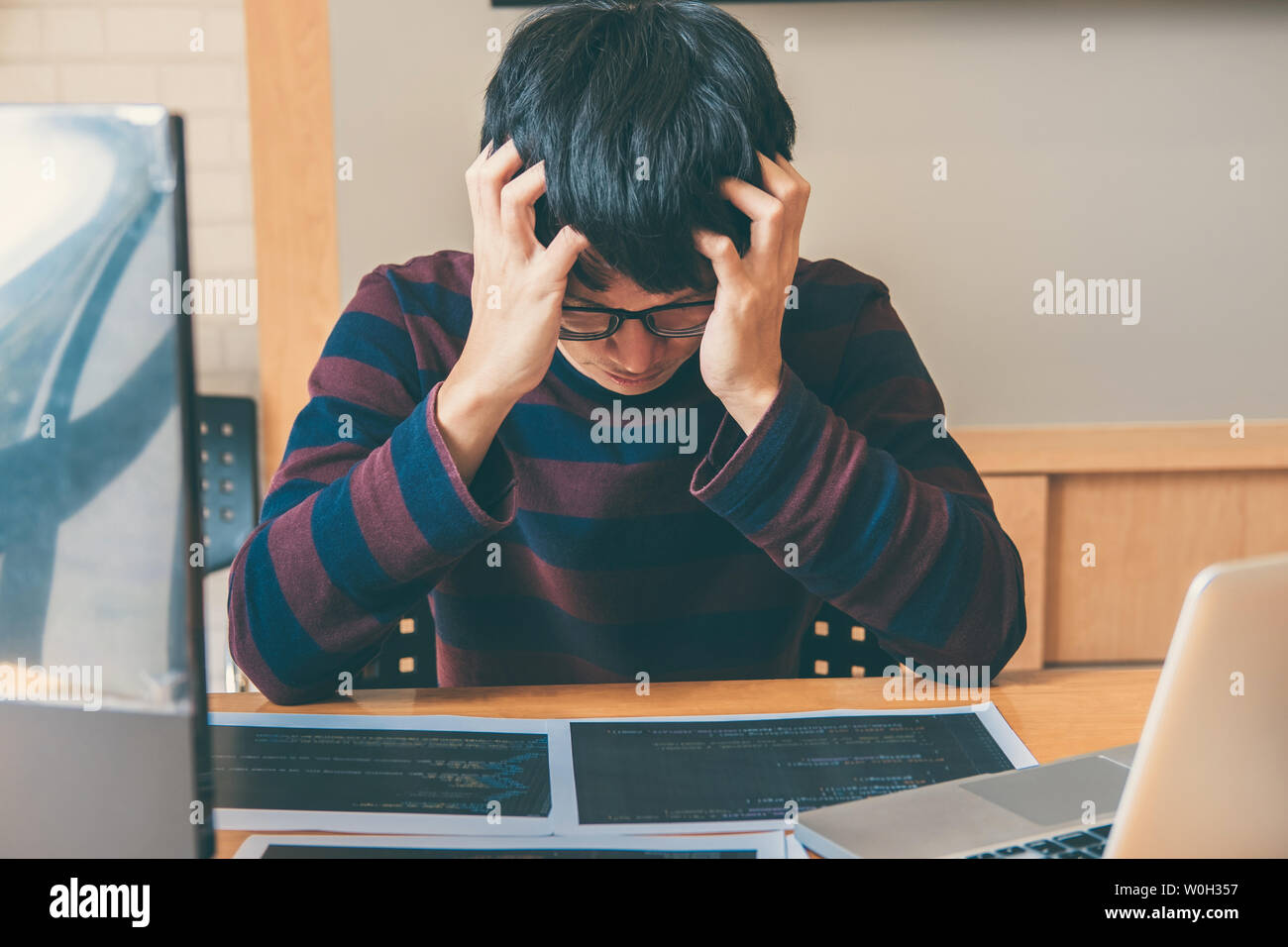 Programmatore professionista di lavoro e di stress nel sito di programmazione un software e tecnologia di codifica, la scrittura di codici e dati di codice di programmazione, con HTML Foto Stock