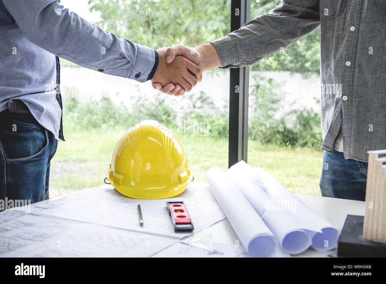Stringe la mano di collaborazione, ingegneria edile o architetto discutere un blueprint durante la verifica delle informazioni sul disegno e schizzi, sale riunioni Foto Stock