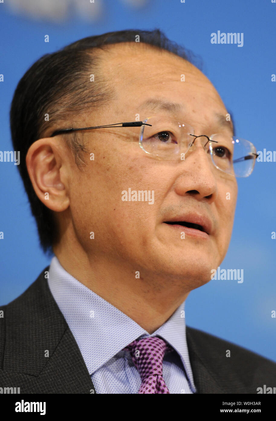 Il presidente della Banca Mondiale, Jim Yong Kim rende le osservazioni di apertura in occasione di una conferenza tenutasi a Washington DC il 21 aprile 2013 . La conferenza sulla politica fiscale, di equità e di crescita a lungo termine nei paesi in via di sviluppo si accende i talloni del Fondo monetario internazionale e la Banca mondiale nel comunicato di eliminare la povertà nel mondo entro il 2030. UPI/Mike Theiler Foto Stock