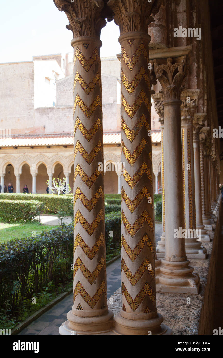 Il chiostro, Cattedrale di Monreale Monreale, Città Metropolitana di Palermo, Sicilia, Italia meridionale. Foto Stock