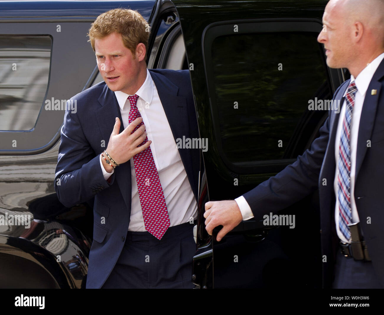Il principe Harry arriva su Capitol Hill per un tour a mostre fotografiche da HALO Trust, un no profit britannica incentrata sulla rimozione di guerra pericolosi detriti, comprese le nazioni unite-vista esplosa i dispositivi e le mine terrestri, il 9 maggio 2013 a Washington D.C. UPI/Kevin Dietsch Foto Stock